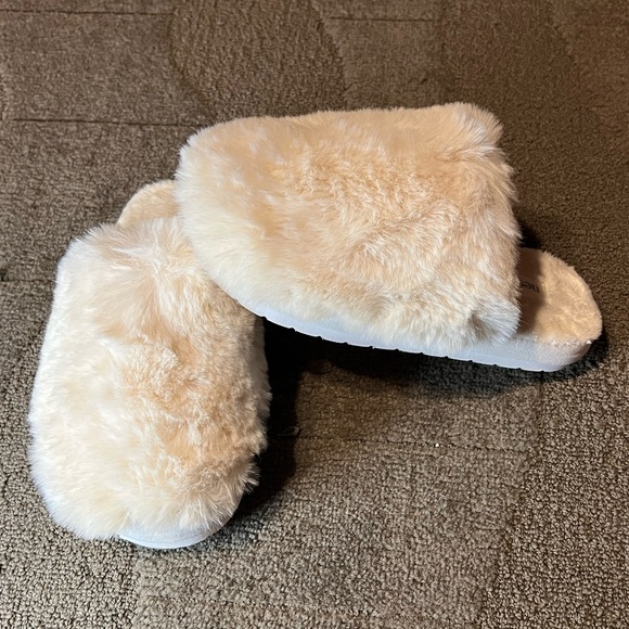 Nestwell Shoes Nestwell Cream White Faux Fur Furry Slippers Memory Foam Easy On And Off Cozy